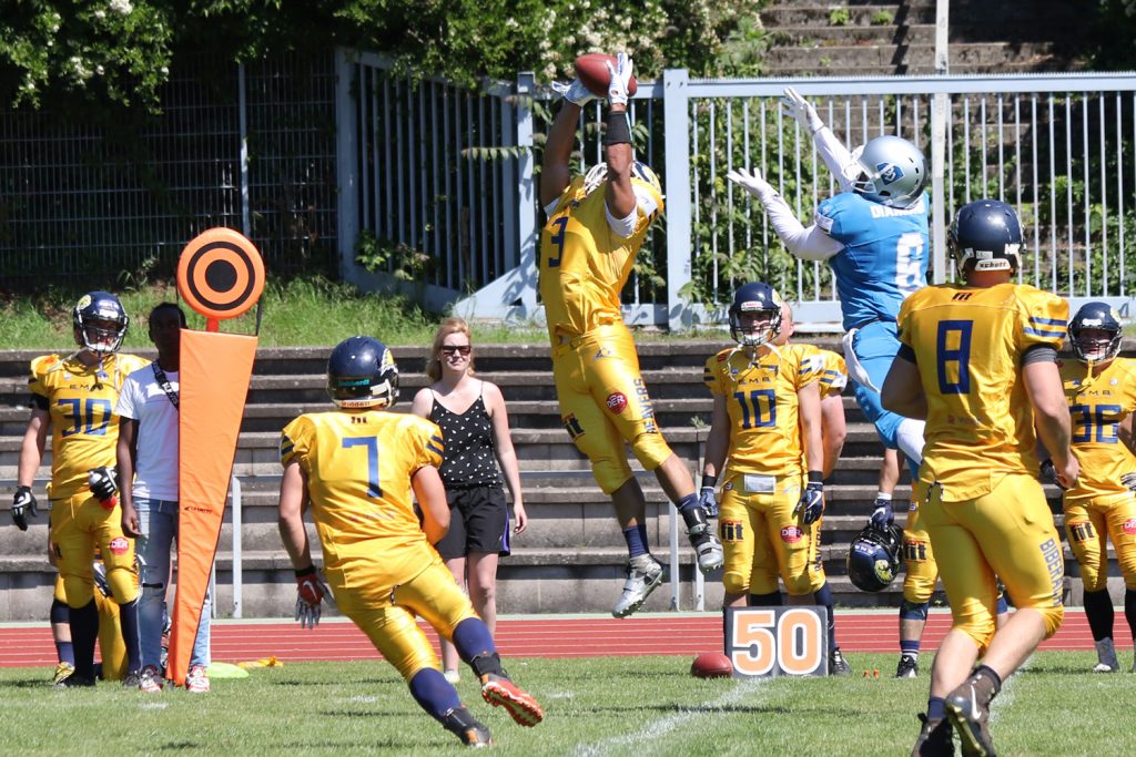 2. Juni 2019 - Darmstadt Diamonds gegen Biberach Beavers: Spencer Payne (Biberach) fängt eine Interception. Der Pass war eigentlich für Willie Milhouse (Nummer sechs) gedacht.