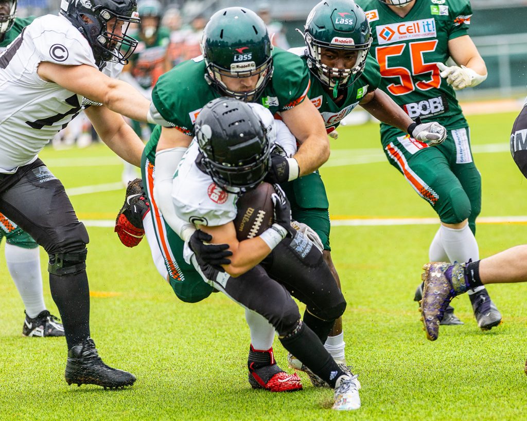 Kiels Sören Haß tackelt Berliner Ballträger im Spiel der Hurricanes gegen die Rebels am 01.07.2023 - Foto: Marc Seefeldt
