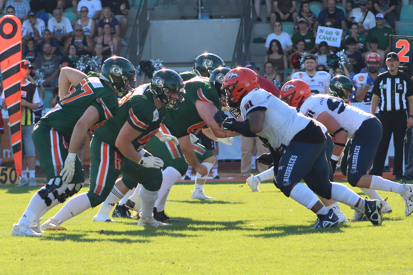 Kiels O-Line (links im Bild) und Ravensburgs D-Line greifen im Moment nach dem Snap an.